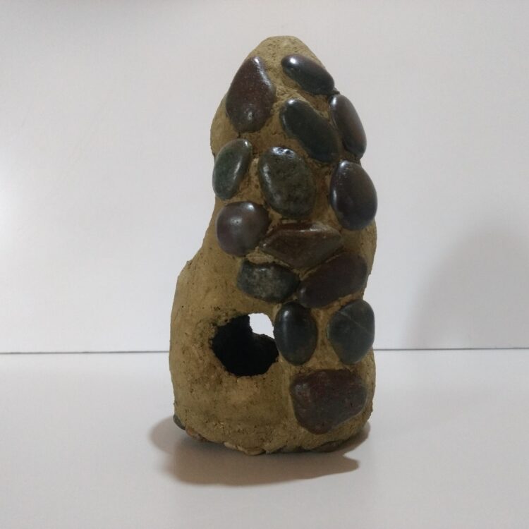 Cueva de roca modelo termitero para reptiles